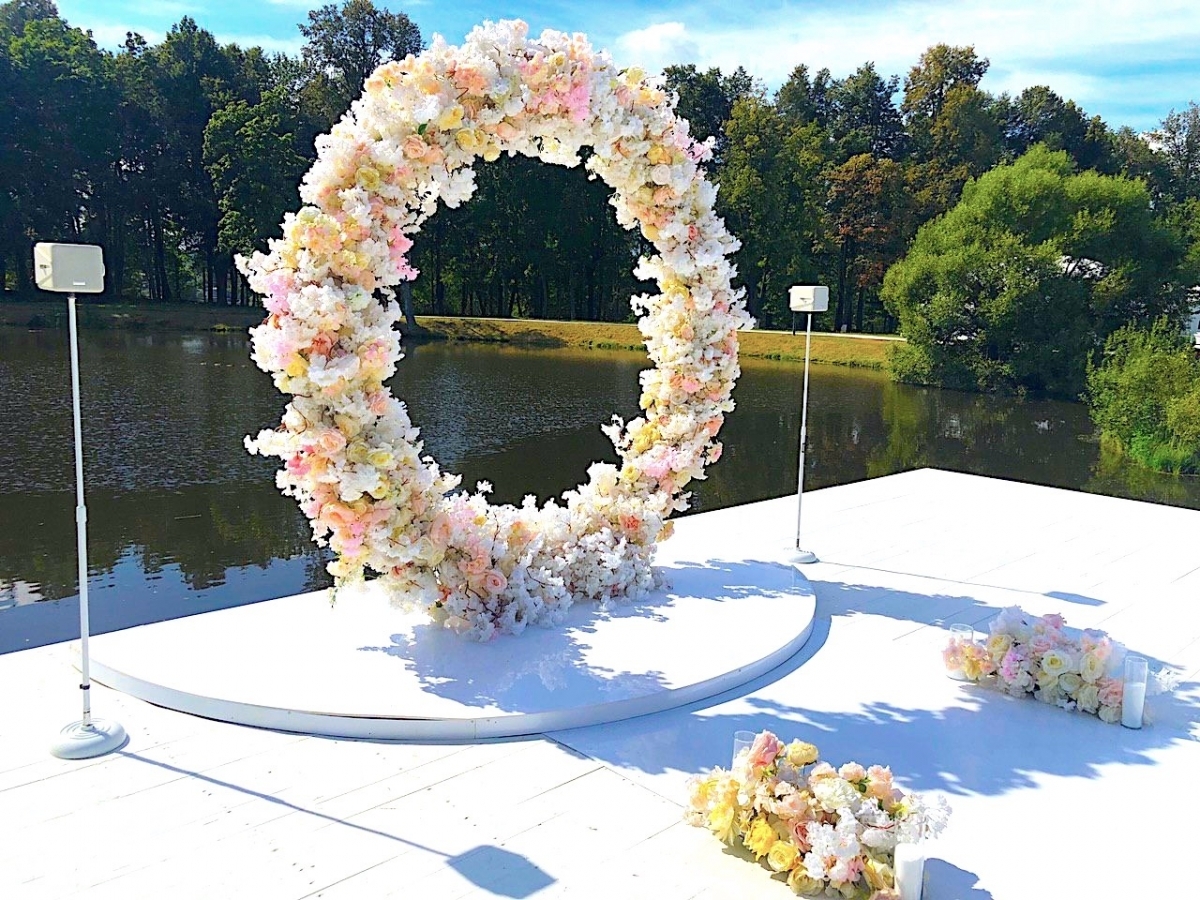 Ультракомпактные белые колонки в аренду для выездной регистрации