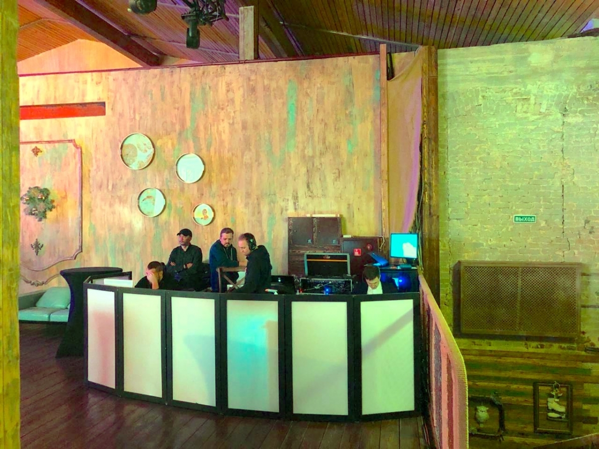 Аренда ширмы для пультовой из dj-фасада