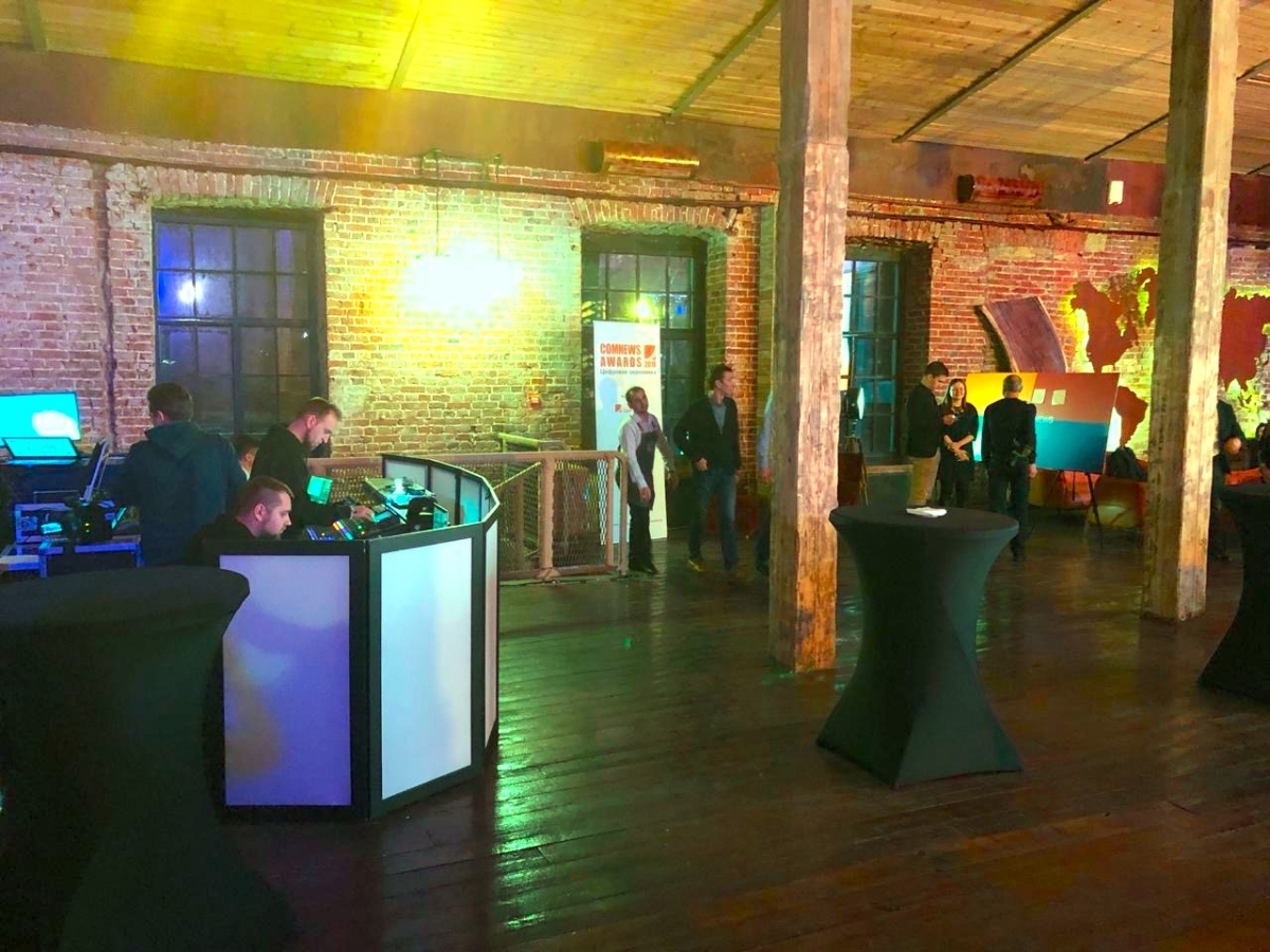 Аренда ширмы для пультовой из диджей-фасада