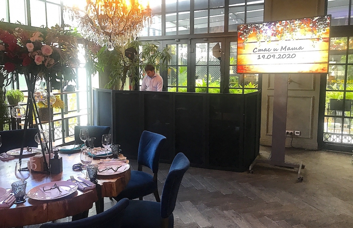 Ди-джей фасад черного цвета для пультовой