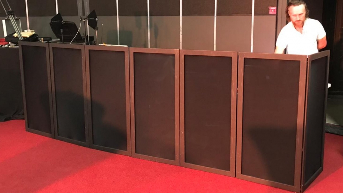 Аренда черной ширмы для пультовой - диджей фасада