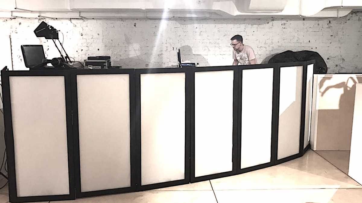 Аренда белой ширмы ди-джей фасада для пультовой в лофте Idealista