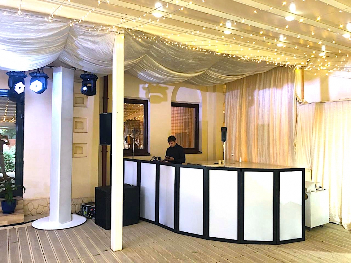 Аренда белой ширмы для пультовой DJ-фасада на свадьбу