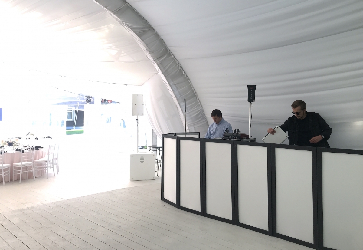 Аренда белой ширмы для пультовой DJ-фасада в шатре