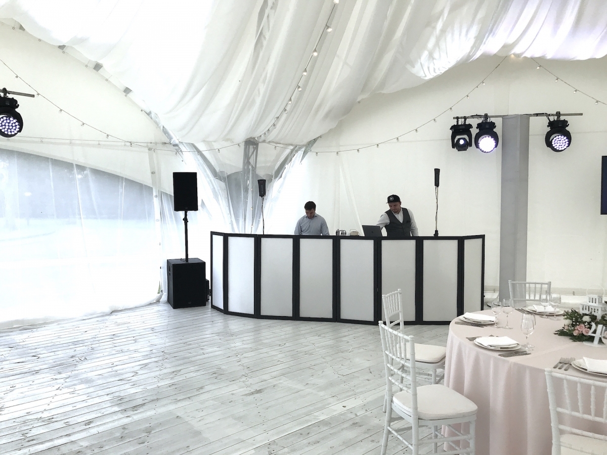 Аренда белой ширмы для пультовой на свадьбу в шатре