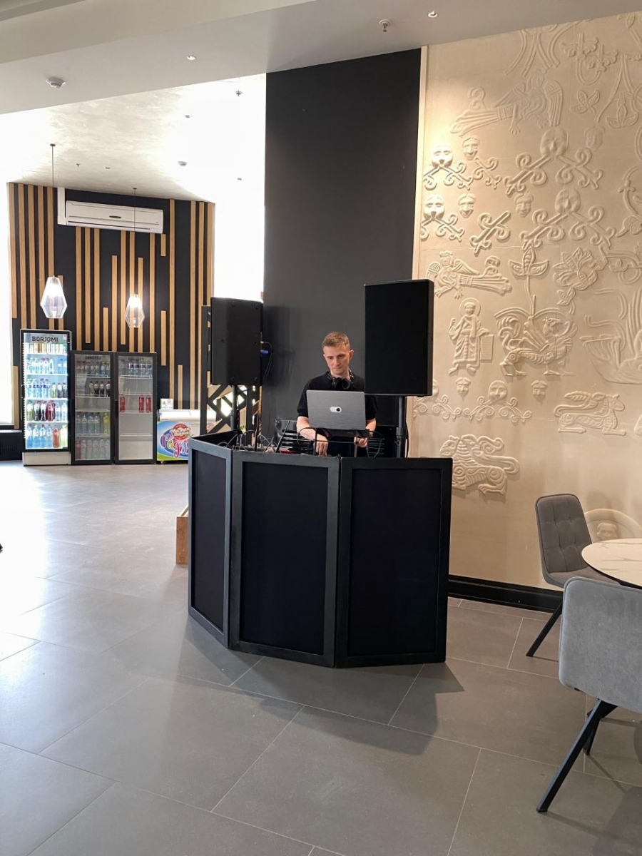 Ди-джей фасад черного цвета для звуковой пультовой