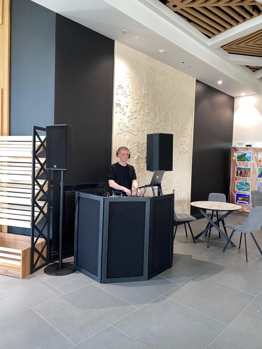 Ди-джей фасад черного цвета для звуковой пультовой