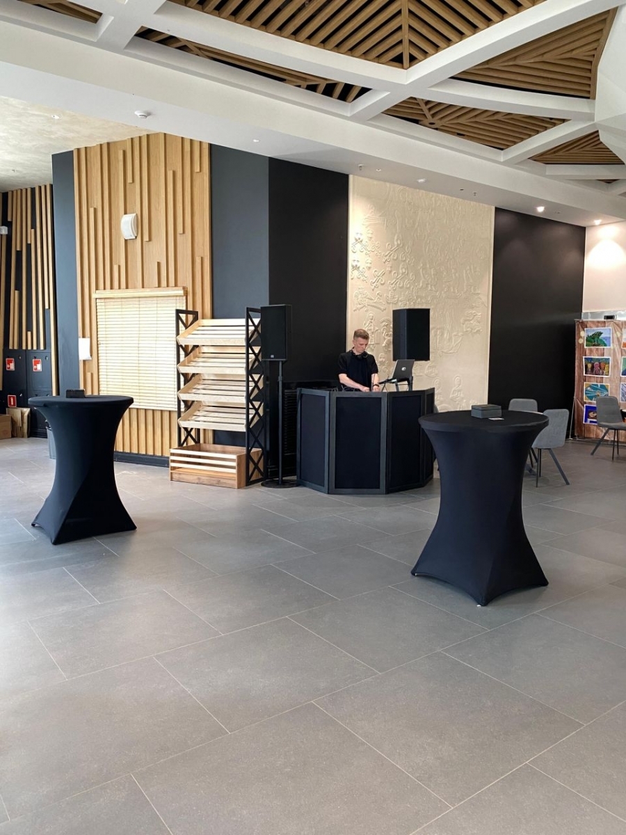 Ди-джей фасад черного цвета для звуковой пультовой