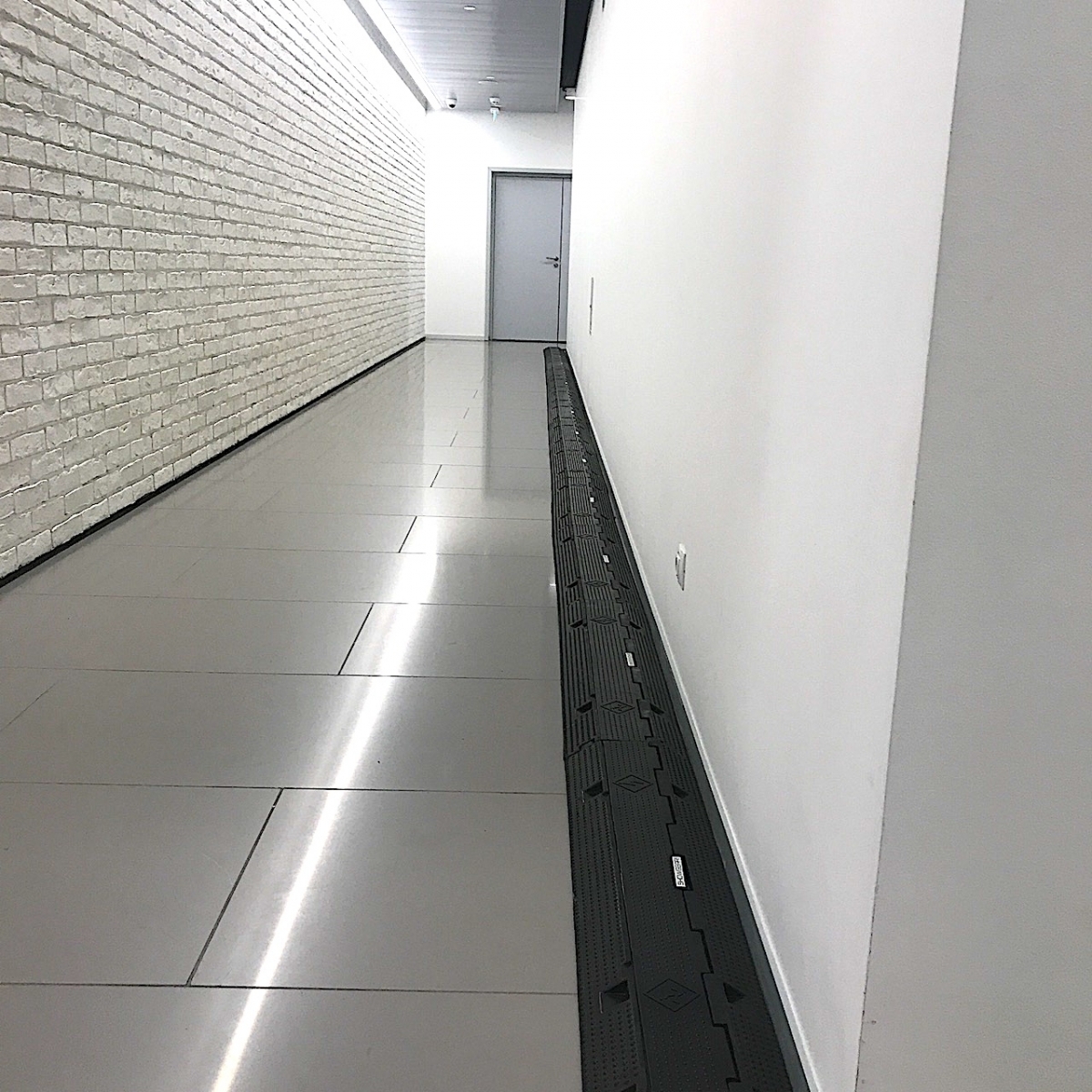 Аренда кап (кабельных каналов напольных) черного цвета