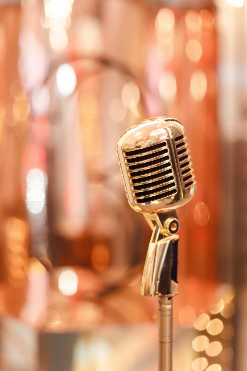 Аренда золотого ретро-микрофона