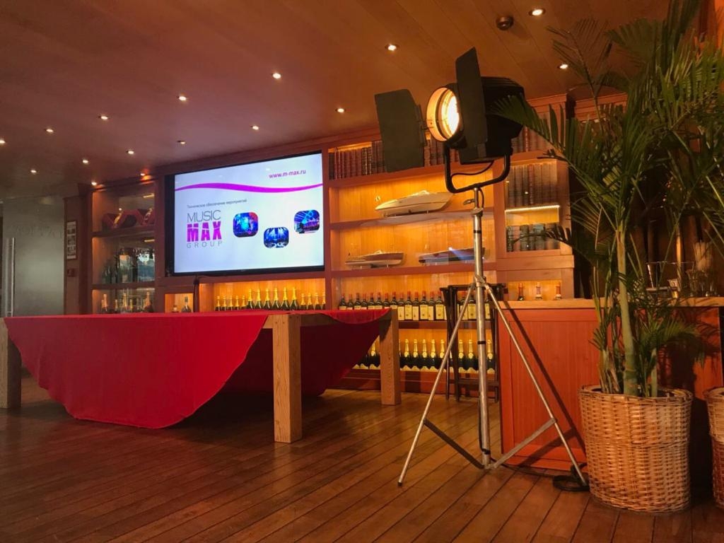 Аренда ретро-прожектора Юпитер-1200 для фотозоны