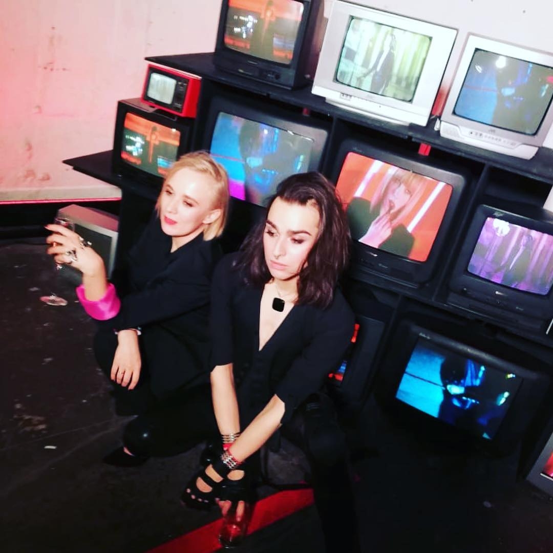 Инсталляция из ретро-теревизоров в аренду.