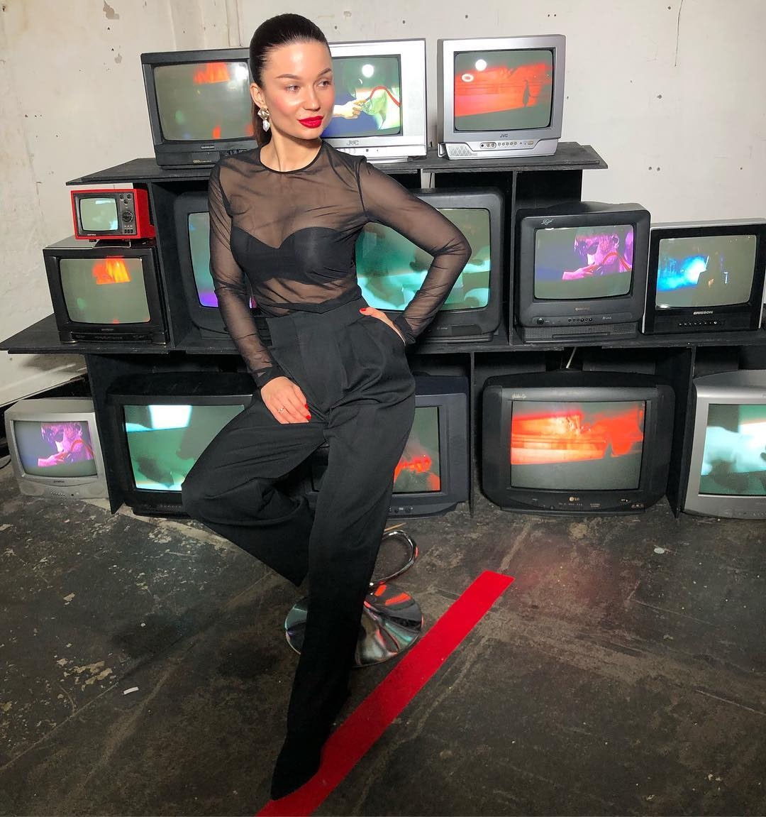 Аренда инсталляции из ретро-телевизоров.