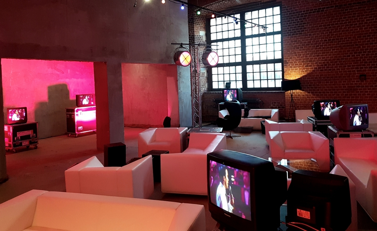 Инсталляция из ретро-телевизоров.