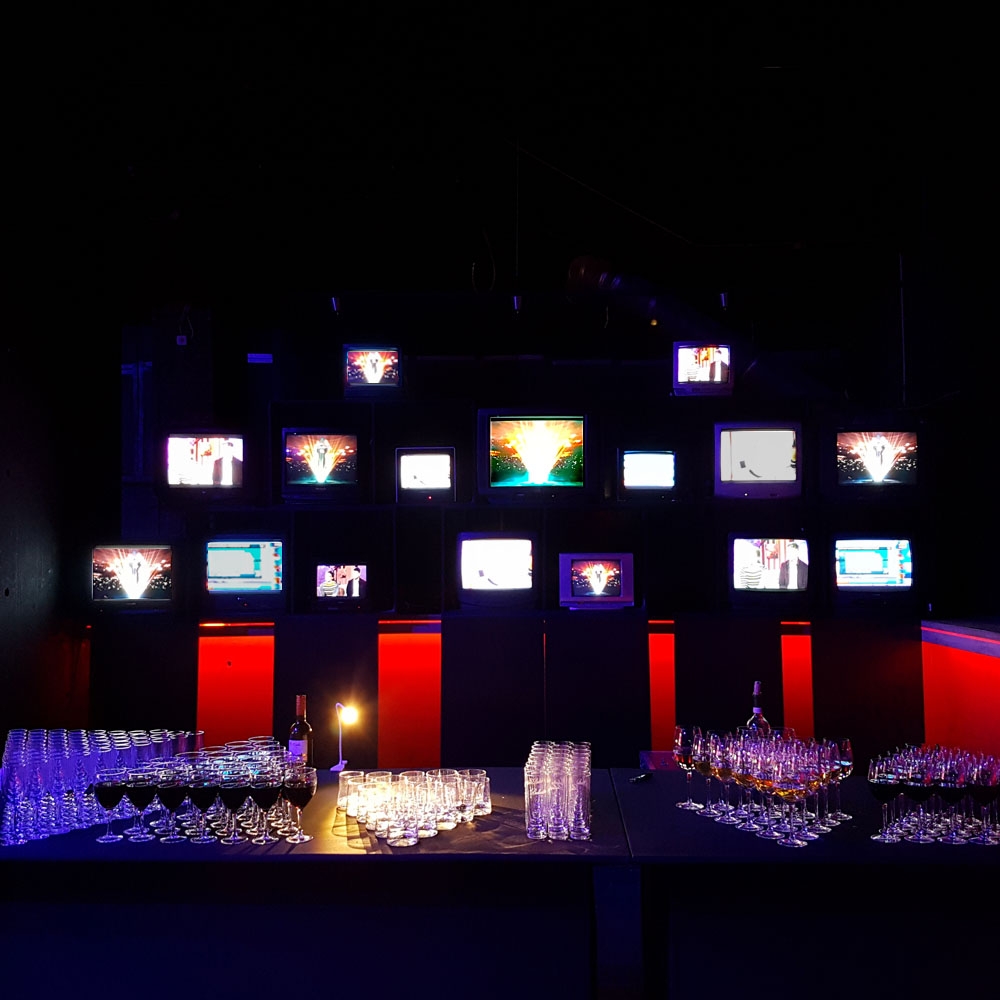 Аренда инсталляции из ретро-телевизоров.