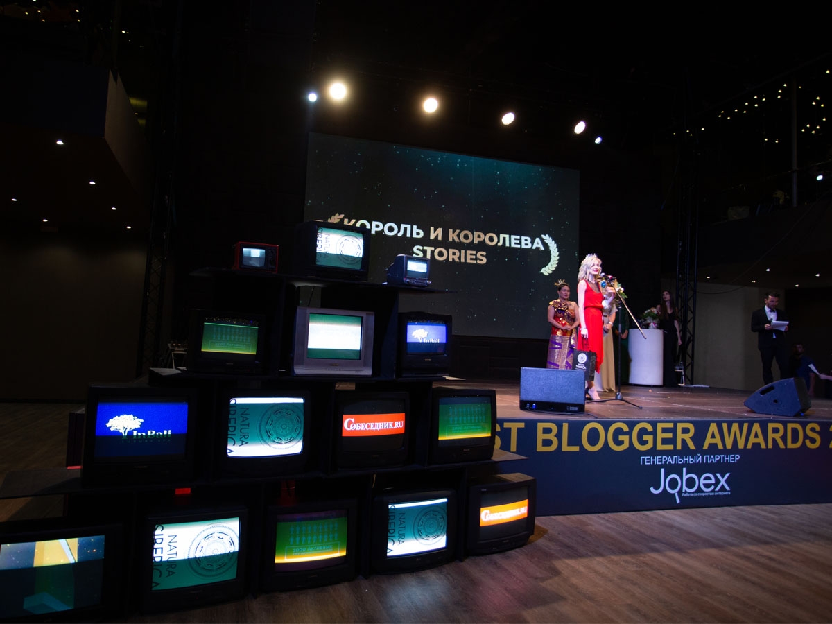 Инсталляция из ретро-телевизоров.