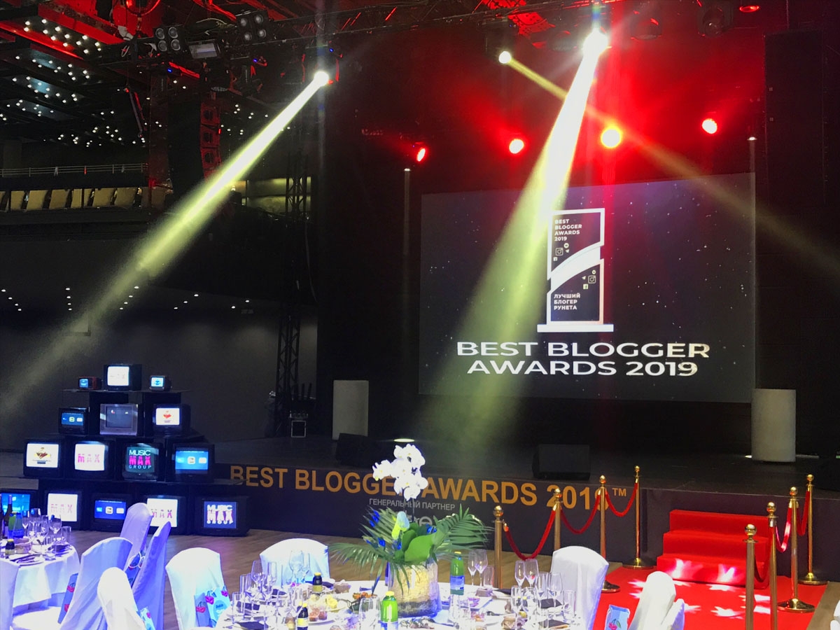 Инсталляция из ретро-телевизоров. Инсталляция из ретро-телевизоров.