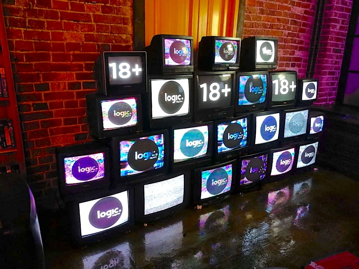 Аренда большой инсталляции из ретро-телевизоров