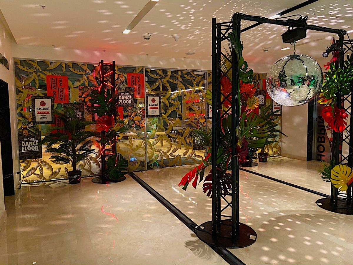 Аренда тотемов из чеоной фермы на мероприятие в офисе Bacardi.