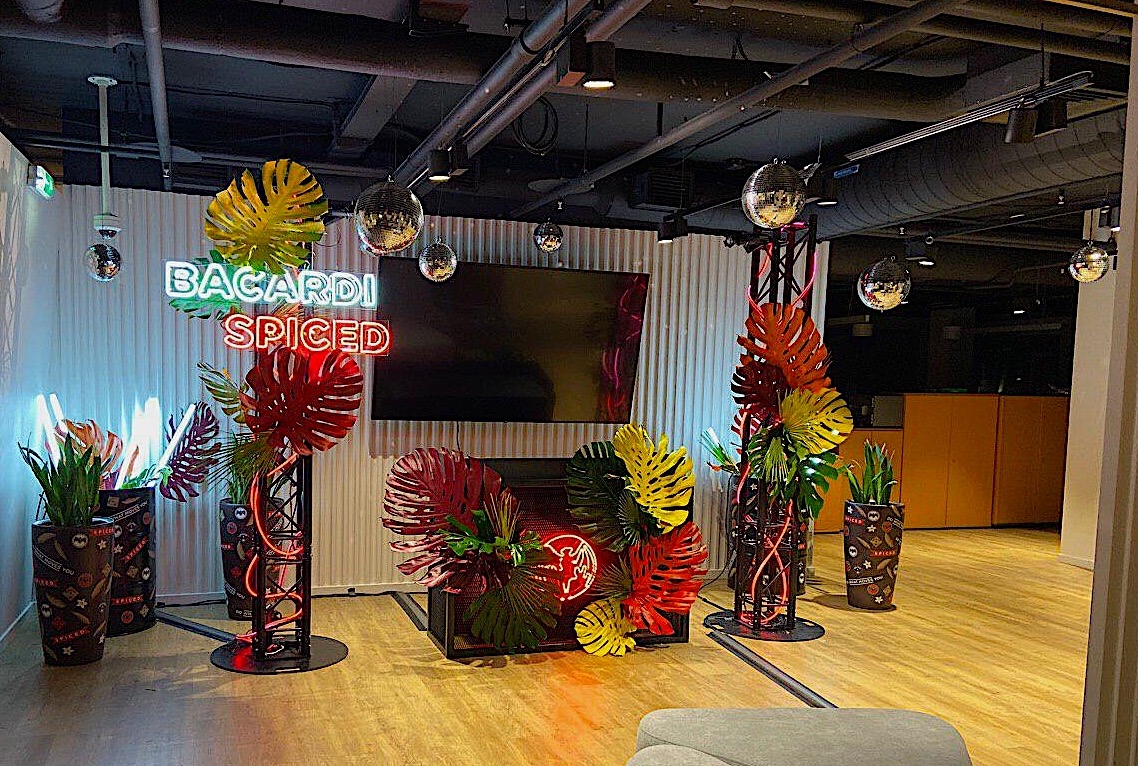 Аренда тотемов из чеоной фермы на мероприятие