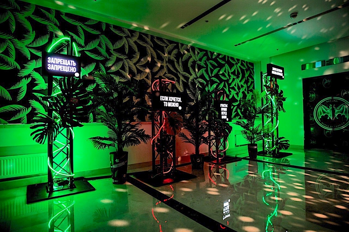 Аренда тотемов из чеоной фермы на мероприятие для крепления декораций