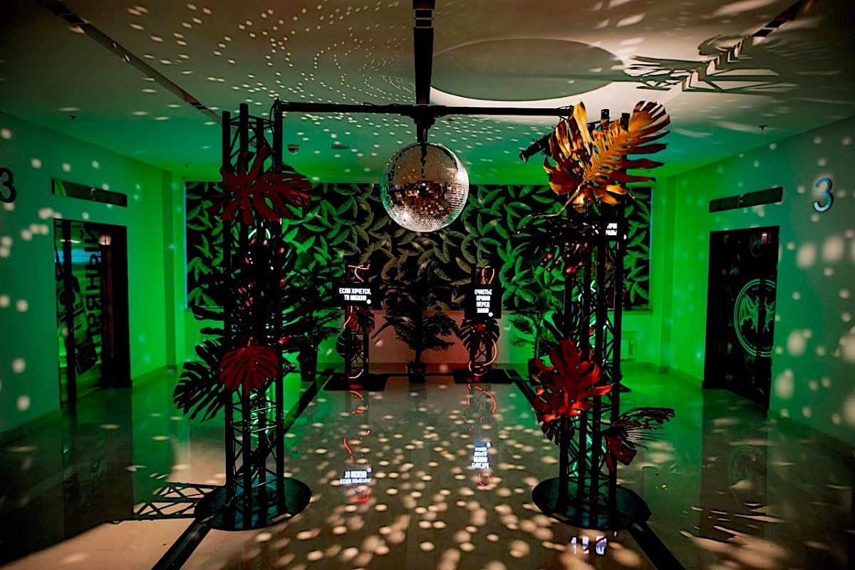 Аренда тотемов из чеоной фермы на мероприятие для подвеса зеркального шара