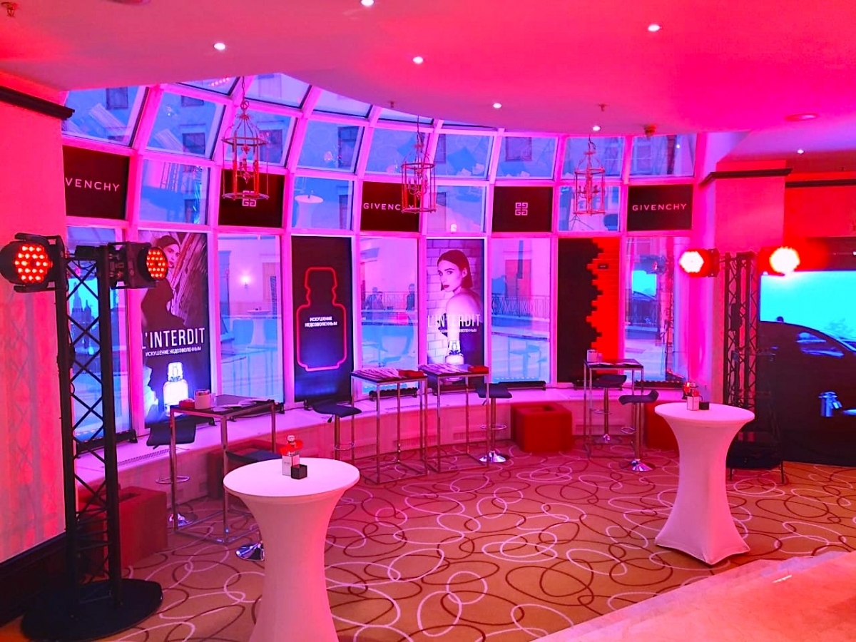 Тотемы из черной фермы в аренду на мороприятие Givenchy в отеле Marriott Grand.