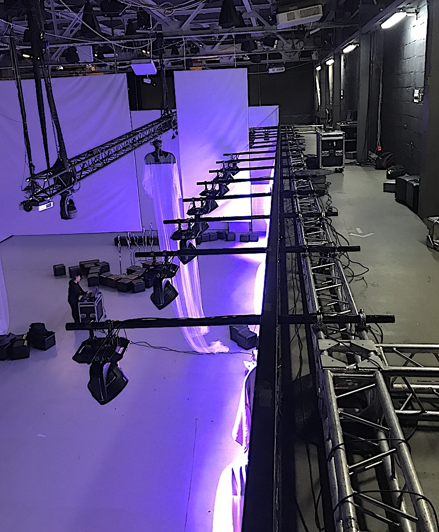 Аренда конструкций из фермы для подвеса световых голов