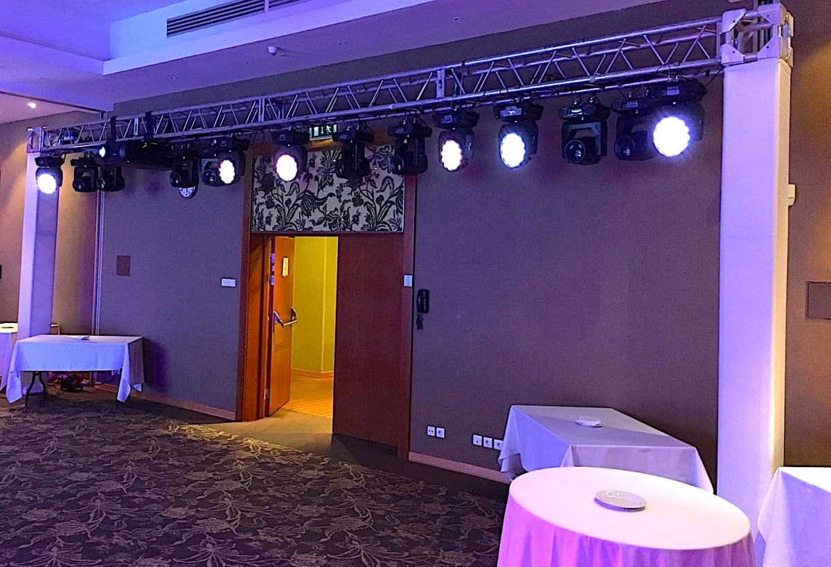 Собранная П-образная конструкция из ферм для подвеса прооектора и светового обороудования на мероприятии.