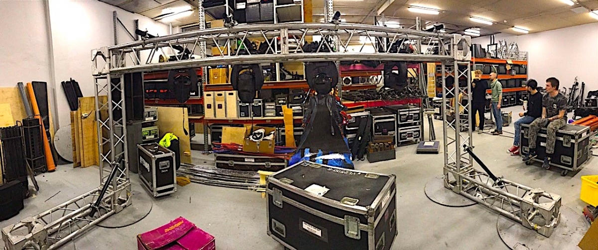 Аренда конструкций из фермы с ригелями и световыми приборами