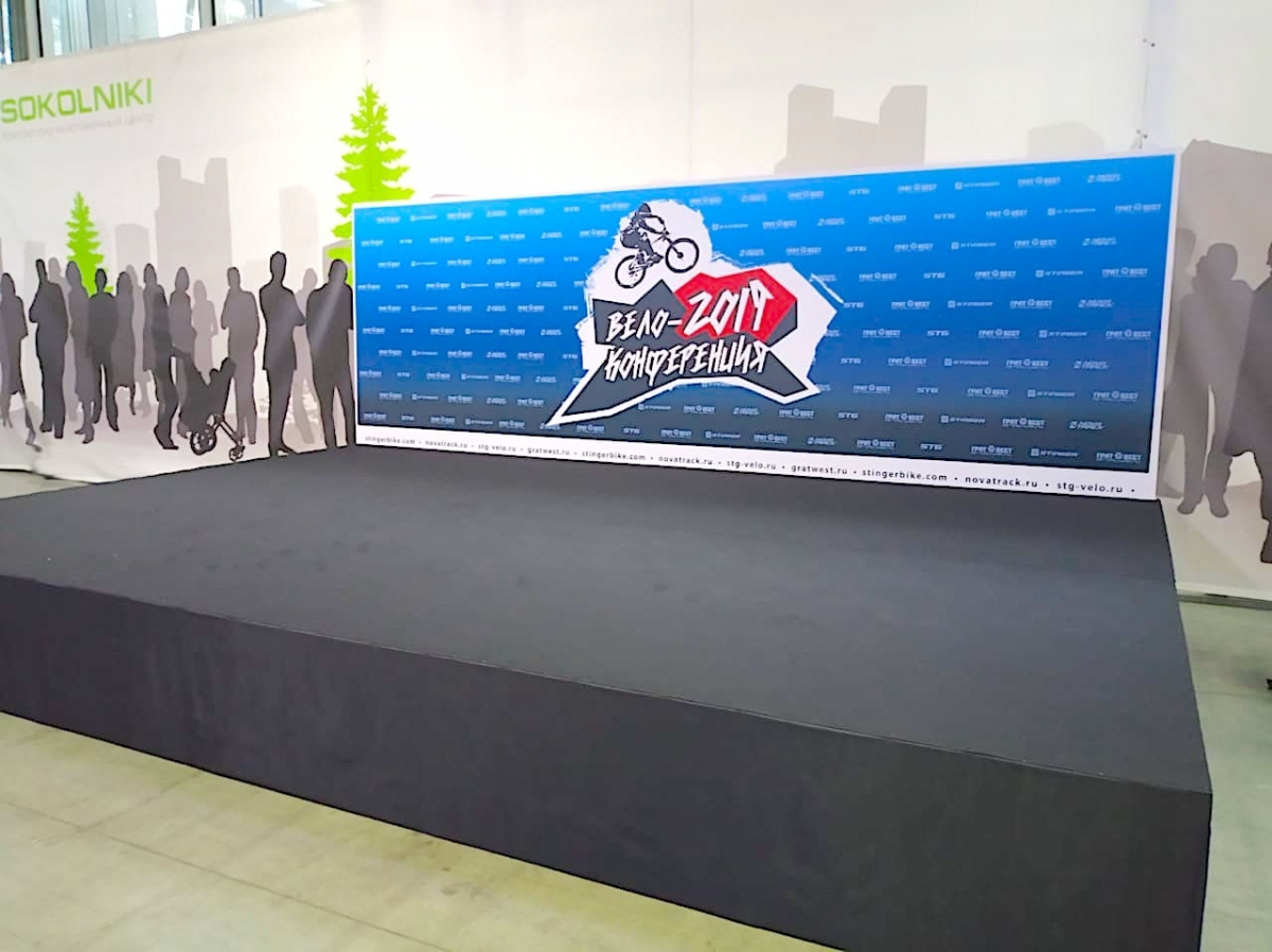 Аренда подиума 6х4м высотой 60см на выставку в КВЦ Сокольники.