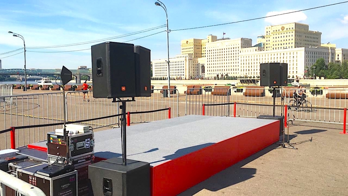 Аренда подиума 6х3м высотой 60см на мероприятие в парке им. Горького.