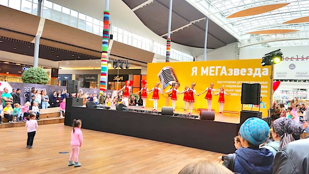 Аренда сцены 8х4м высотой 100см на мероприятие в ТЦ Мега Белая Дача.