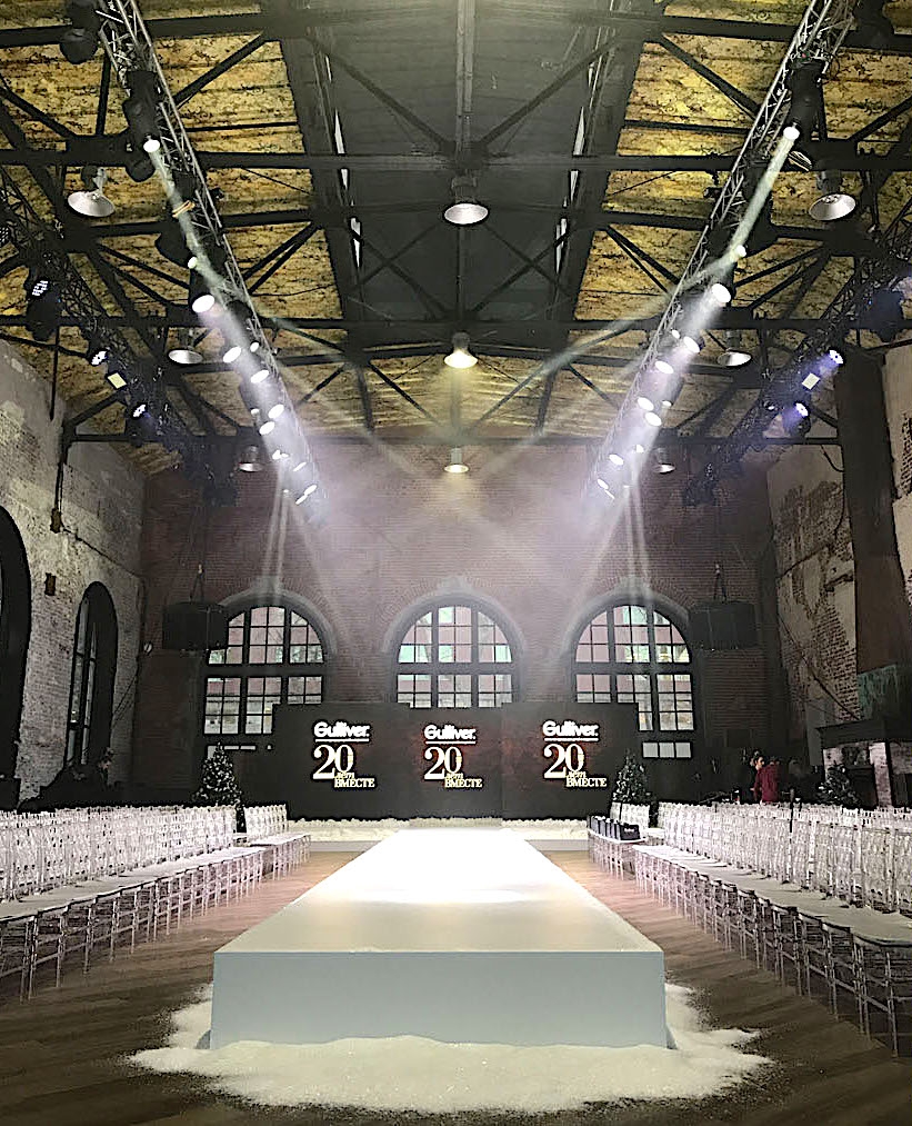 Подиум 16х2м высотой 40 см в аренду для показа новой коллекции детской одежды от Gulliver в Loft2.