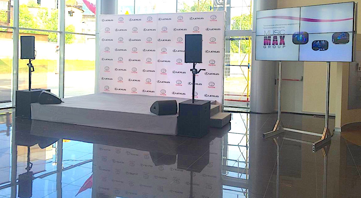 Аренда подиума 4х3м высотой 40см на открытие дилерского центра Lexus.