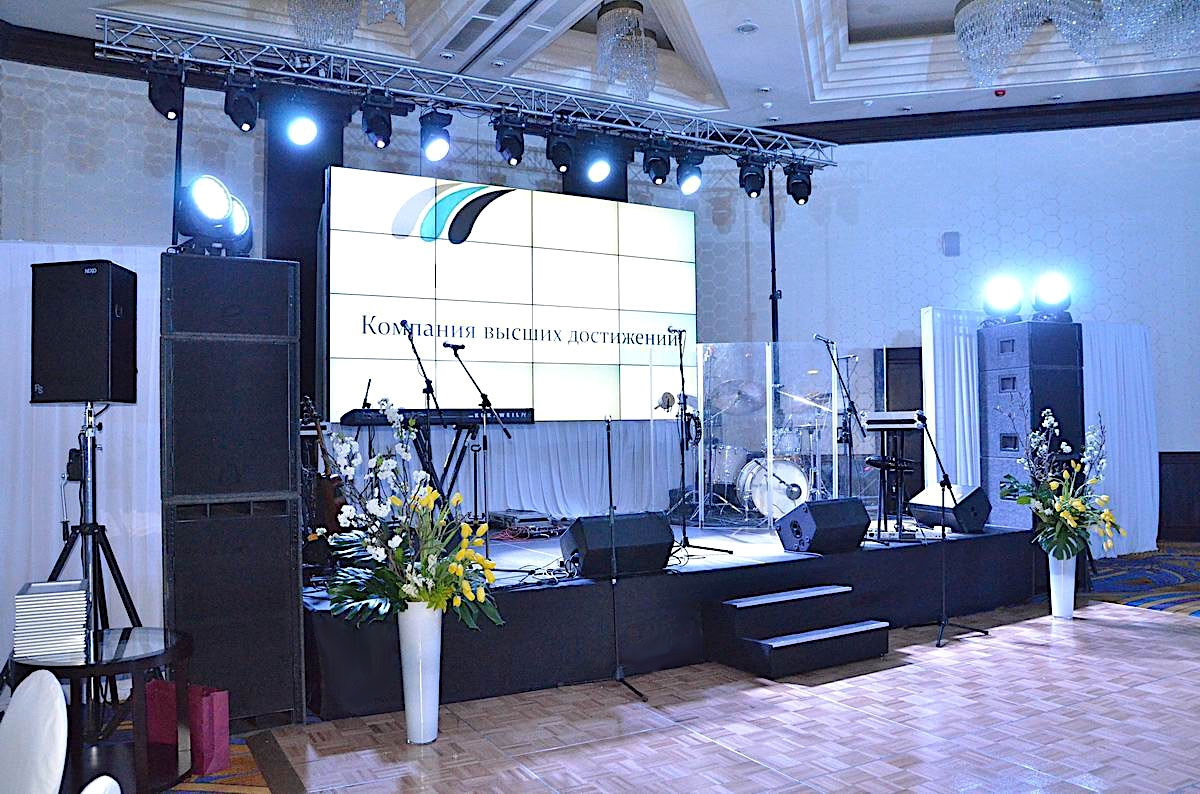 Аренда сцены 6х4м высотой 60см на корпоративный праздник в отеле Ренессанс Монарх.