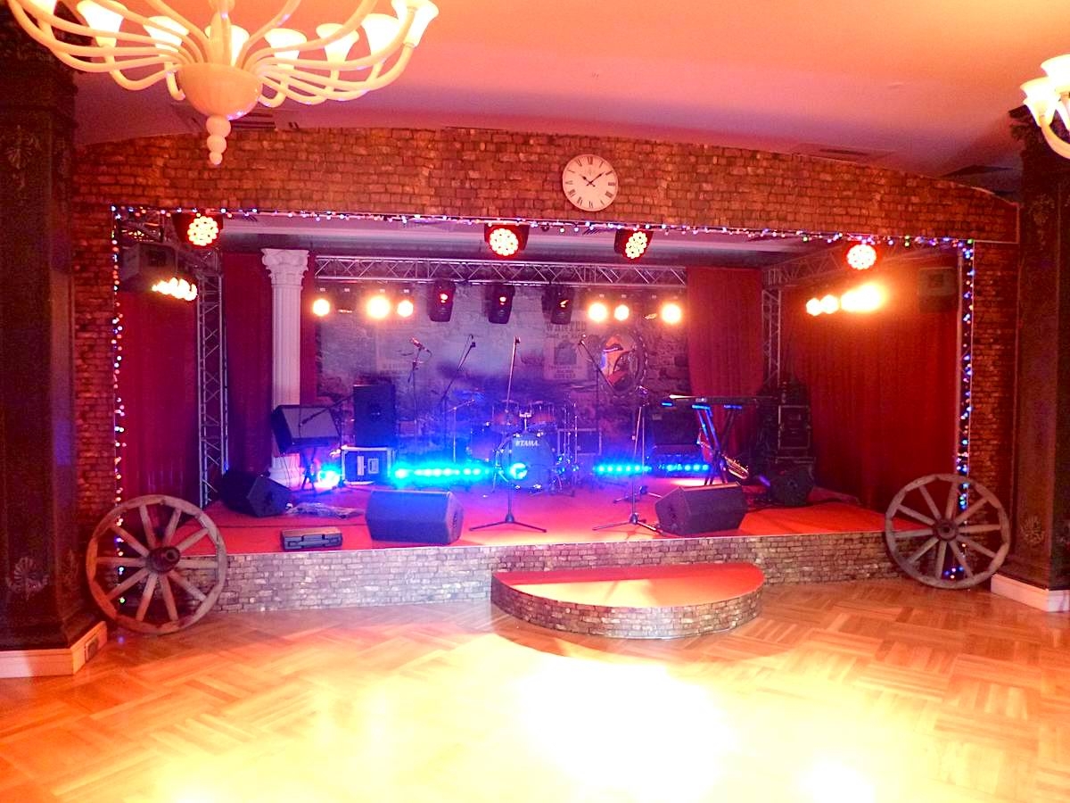 Аренда сцены 6х4м высотой 40см на стилизованное мероприятие в БК Шелк, зал Модерн.