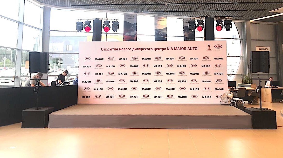 Аренда подиума 6х3м высотой 40см на презентацию новой модели автомобиля KIA.