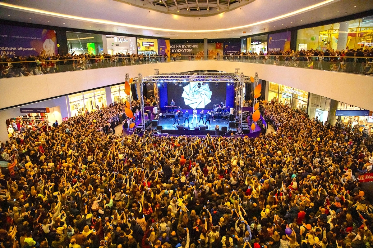 Аренда сцены 12х8м высотой 100см на мероприятие в ТРЦ Саларис на концерт Димы Билана.