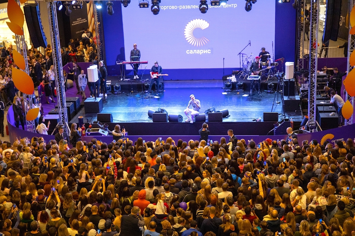 Аренда сцены 12х8м высотой 100см в ТРЦ Саларис на концерт Димы Билана.
