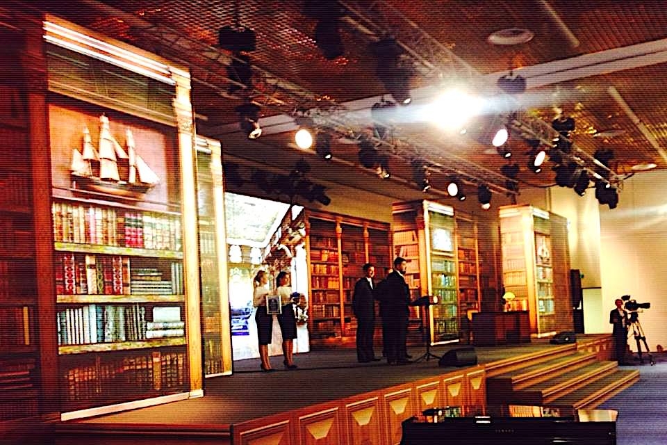 Сцена с фронтальной лестницей на церемонии вручения премии Русского Географического Общества