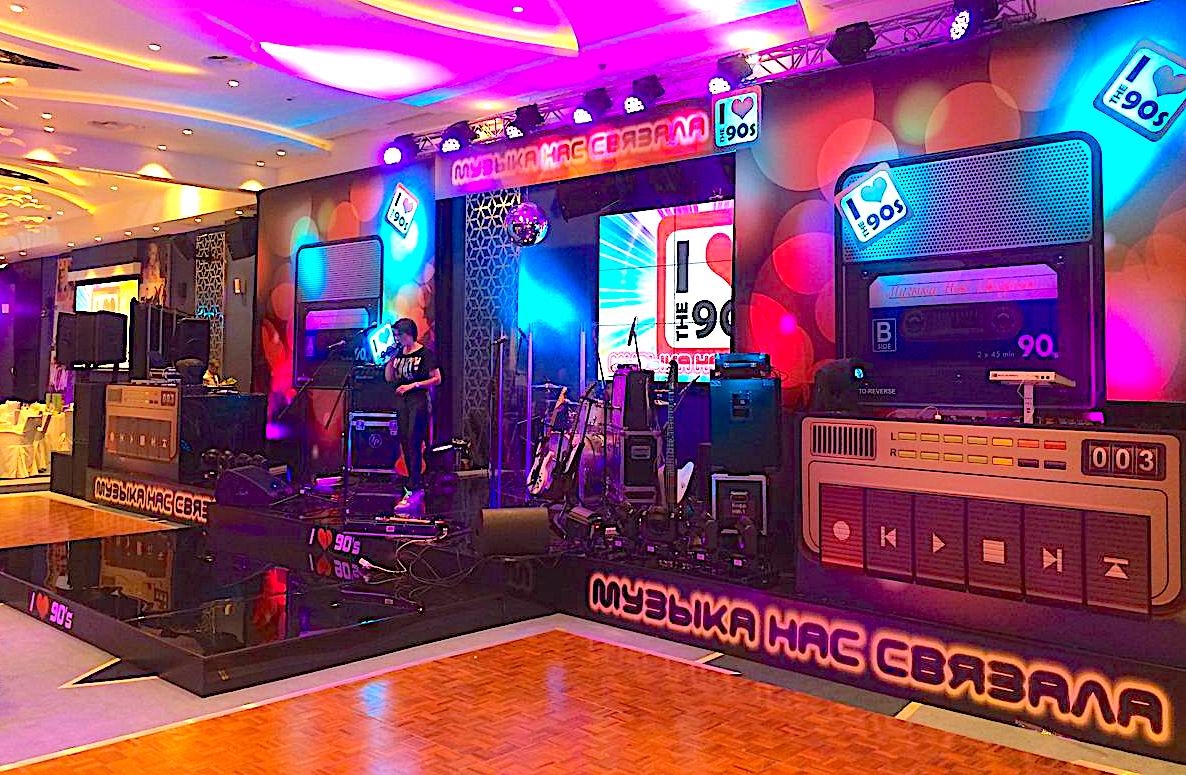 2-х уровневая сцена в аренду на корпоративное мероприятие в отеле Radisson Завидово.