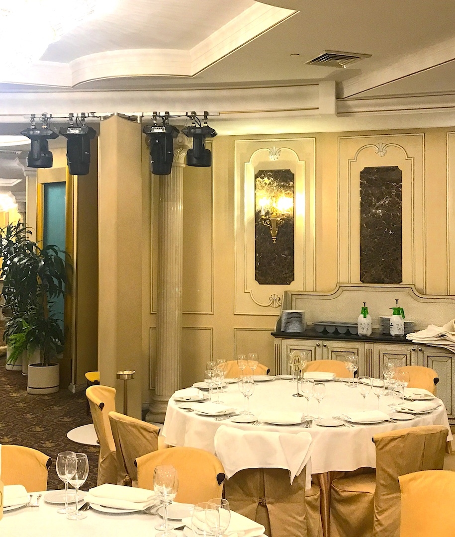 Аренда тотема выстотой 3м в бежевом чехле на корпоративное мероприятие в отель Золотое Кольцо.