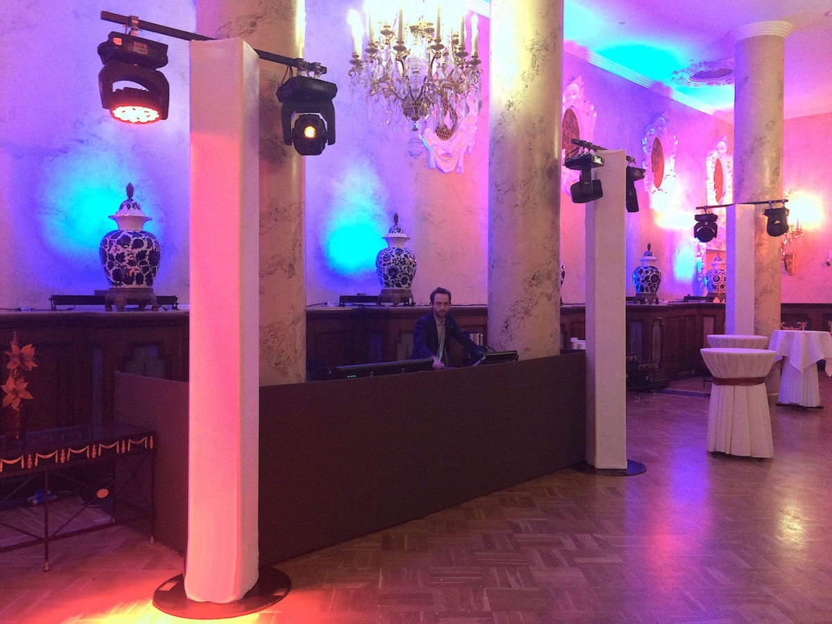 Аренда тотема 3м в белом чехле на корпоративное мероприятие в отель Хилтон.