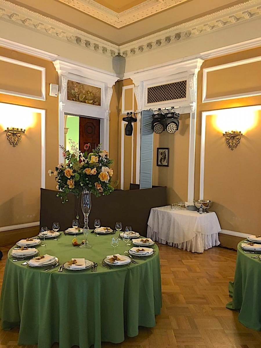 Аренда тотемов высотой 3м в серо-зеленых чехлах на свадьбу