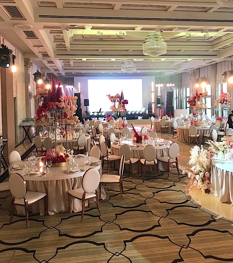 Тотемы высотой 4м в бежевых чехлах в аренду на свадьбу в отеле Four Seasons, зал Чайковский.