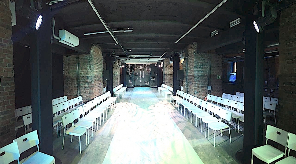 Аренда тотемов высотой 3м в черных чехлах на показ детской одежды Gulliver в Digital October.