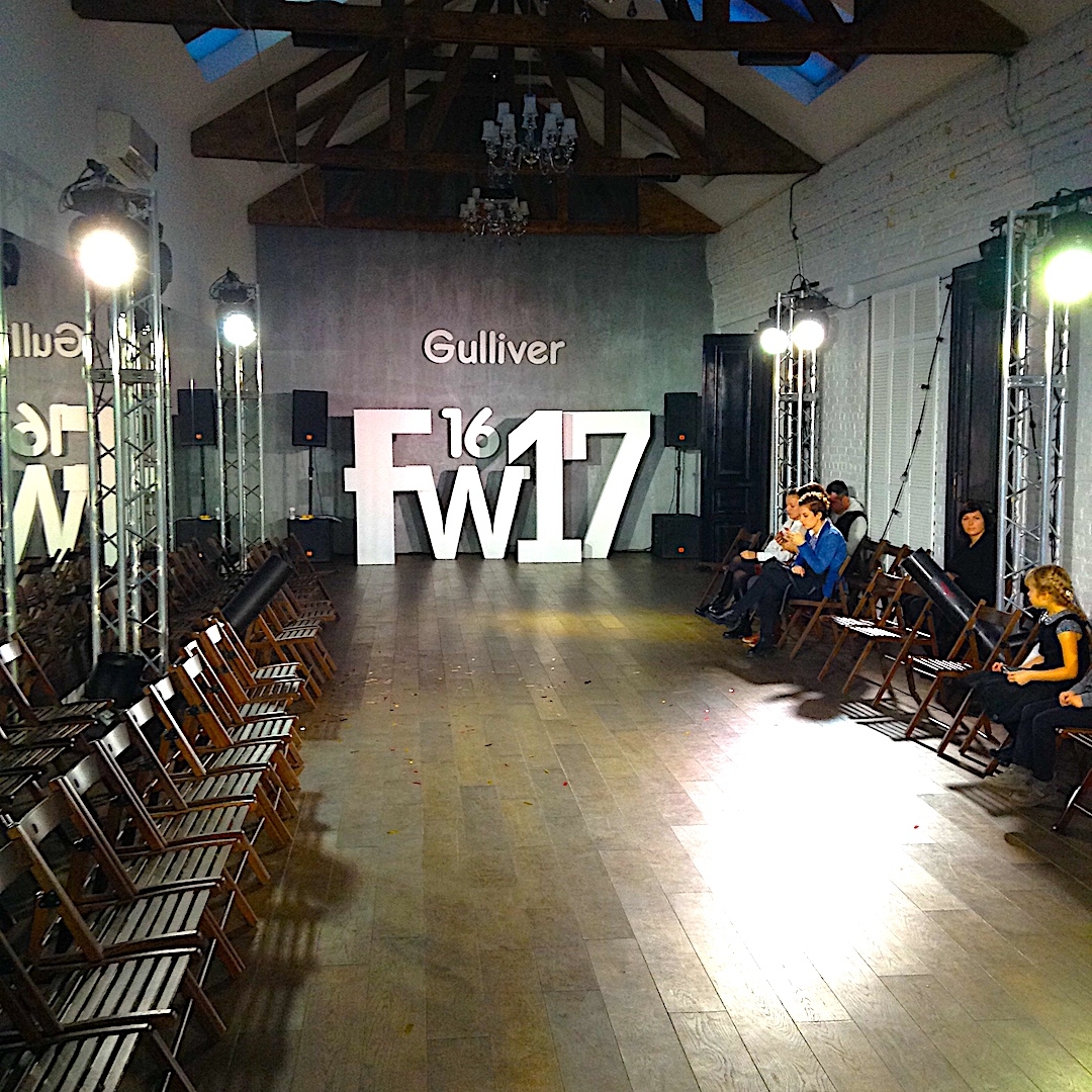 Тотемы высотой 3м без чехлов в аренду на показ детской одежды от Gulliver в The Dome.