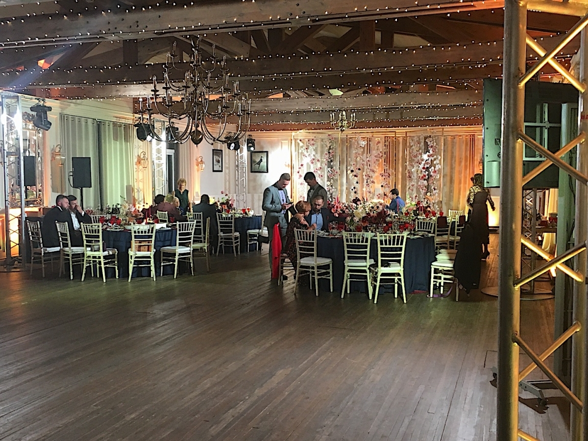 Аренда тотемов высотой 3м без декора на свадьбу в отеле Сенешаль.