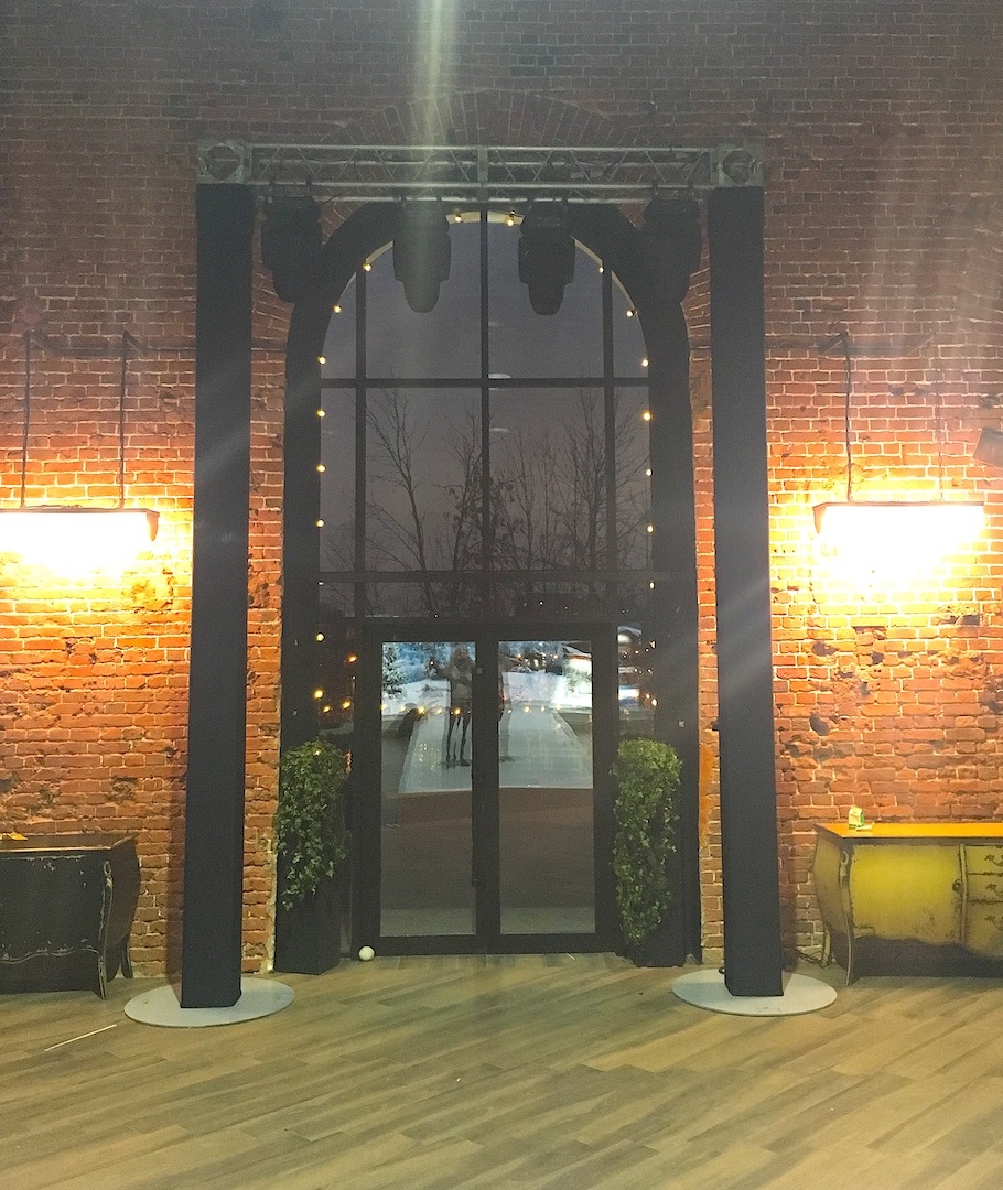 Тотемы в аренду высотой 5м в черных чехлах на показ детской одежды от Gulliver в Loft2.